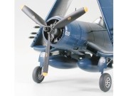 Samolot Vought F4U-1D Corsair z holownikiem 61085 Tamiya
