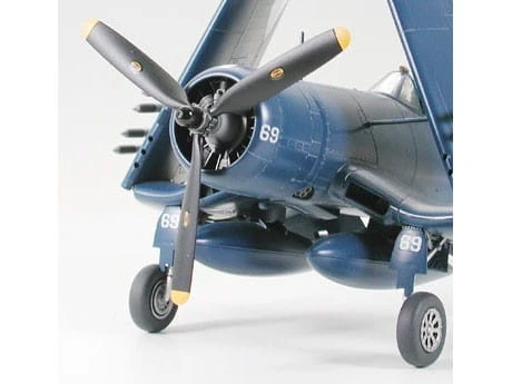 Samolot Vought F4U-1D Corsair z holownikiem 61085 Tamiya