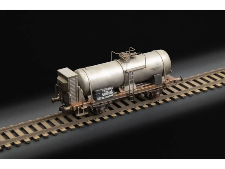 Wagon cysterna z kabiną hamulcową 8706 Italeri