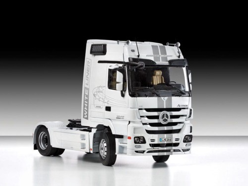 Mercedes Benz Actros MP3 3884 Italeri
