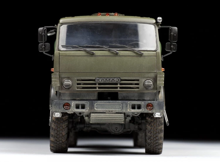 Ciężarówka KamAZ-5350 Mustang 3697 Zvezda
