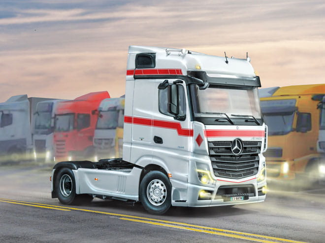 Mercedes Benz Actros MP4 Big Space 3948 Italeri