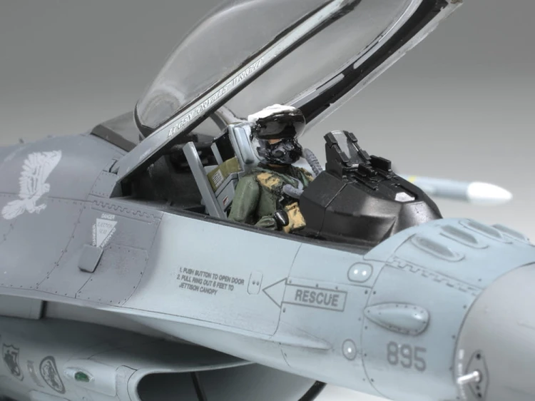 Samolot F-16CJ Fighting Falcon 61098 Tamiya