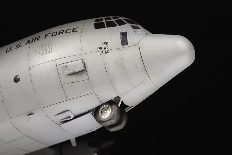 Samolot Lockheed C-130J Super Hercules 7325 Zvezda