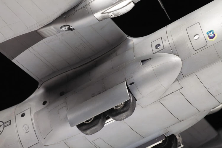 Samolot Lockheed C-130J Super Hercules 7325 Zvezda