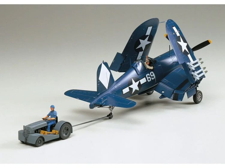 Samolot Vought F4U-1D Corsair z holownikiem 61085 Tamiya