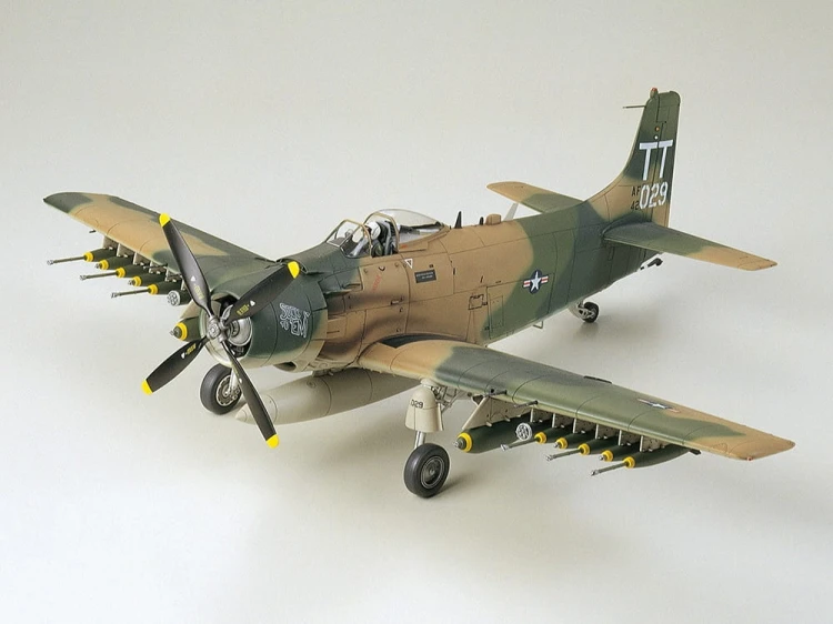 Samolot Douglas A-1J Skyraider 61073 Tamiya