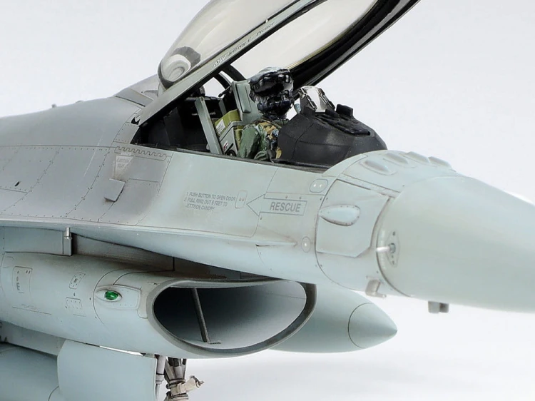 Samolot Lockheed F-16C Fighting Falcon 61101 Tamiya