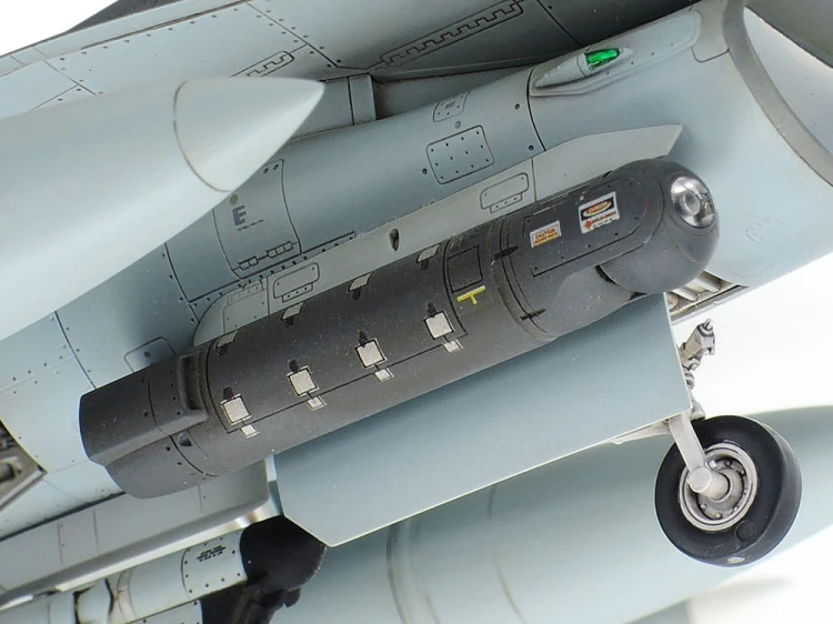 Samolot Lockheed F-16C Fighting Falcon 61101 Tamiya