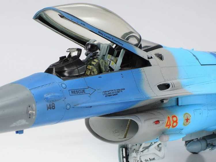 Samolot Lockheed F-16C/N Aggressor 61106 Tamiya