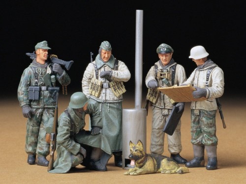Figurki Niemieccy żołnierze na odprawie 35212 Tamiya