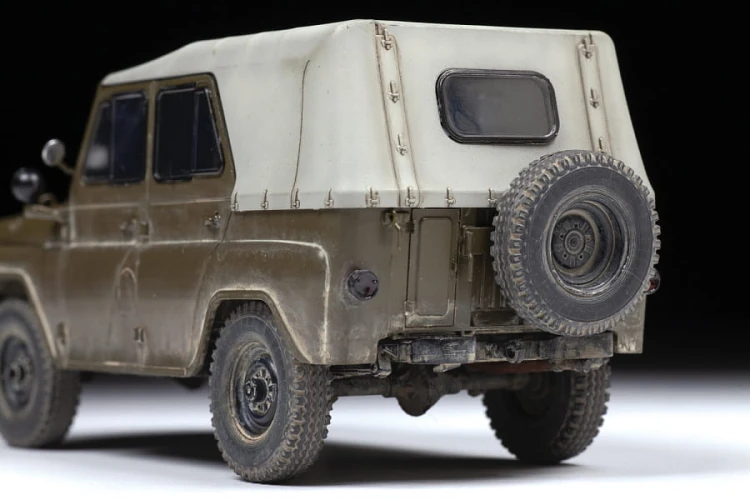 Samochód terenowy UAZ-469 3629 Zvezda