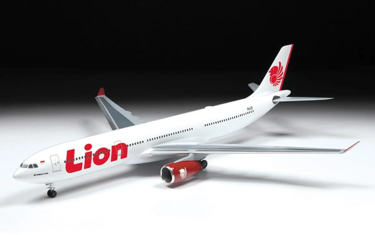 Samolot pasażerski Airbus A330-300 7044 Zvezda