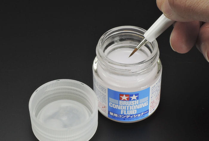 Preparat Brush Conditioning Fluid do regeneracji pędzli 87181 Tamiya