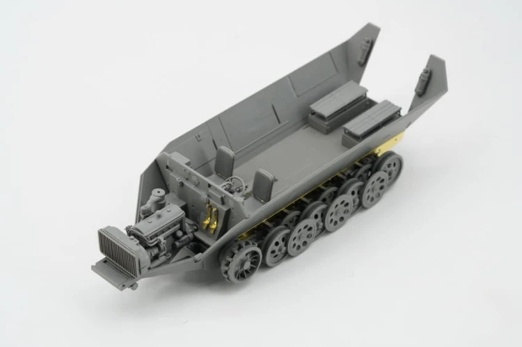 Transporter opancerzony Sd.Kfz.251 Ausf.D w/R35 Turret BT-042 Border