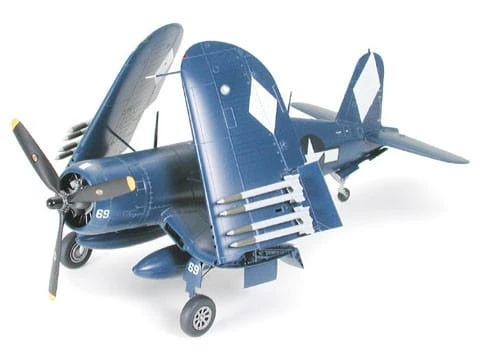 Samolot Vought F4U-1D Corsair z holownikiem 61085 Tamiya