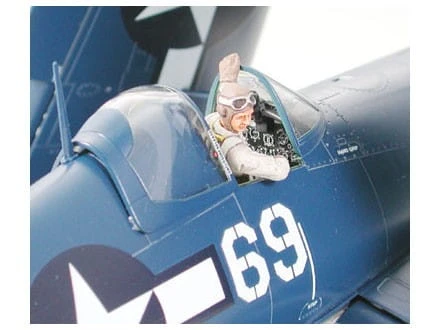 Samolot Vought F4U-1D Corsair z holownikiem 61085 Tamiya
