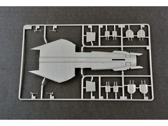 Samolot Mikoyan MiG-27 Flogger D 05802 Trumpeter