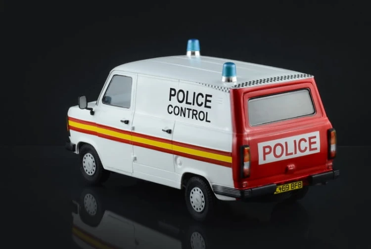 Samochód Ford Transit II radiowóz policyjny 3657 Italeri