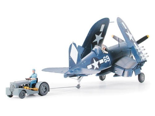 Samolot Vought F4U-1D Corsair z holownikiem 61085 Tamiya