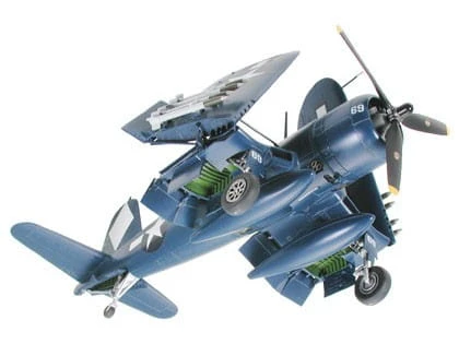 Samolot Vought F4U-1D Corsair z holownikiem 61085 Tamiya