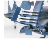Samolot Vought F4U-1D Corsair z holownikiem 61085 Tamiya