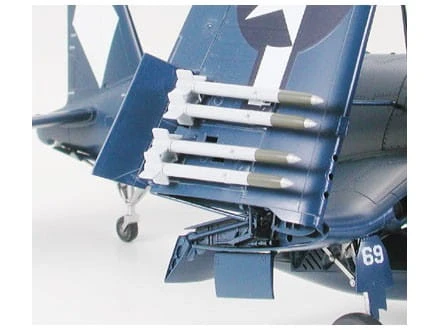 Samolot Vought F4U-1D Corsair z holownikiem 61085 Tamiya