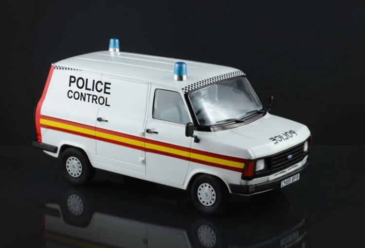Samochód Ford Transit II radiowóz policyjny 3657 Italeri