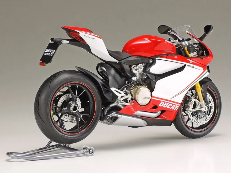 Ducati 1199 Panigale S Tricolore 14132 Tamiya