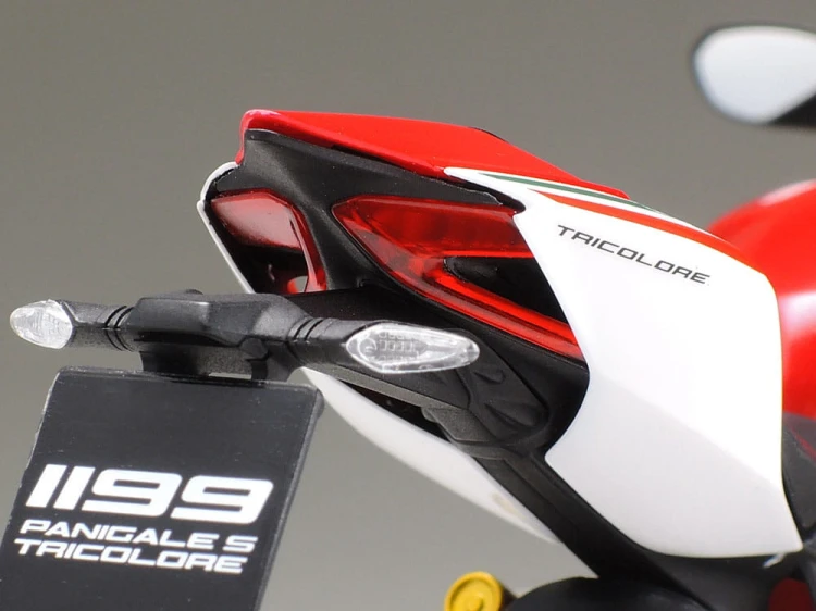 Ducati 1199 Panigale S Tricolore 14132 Tamiya